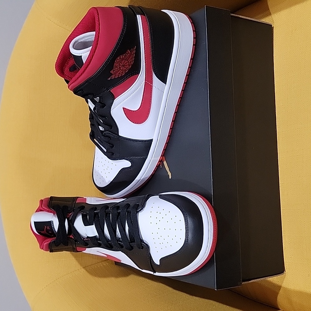 Jordan 1 mid